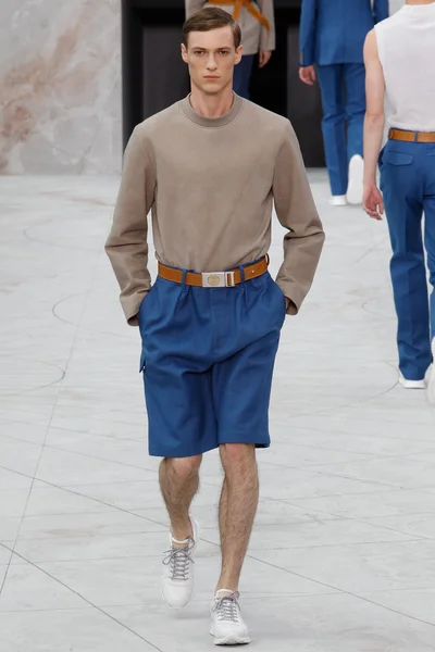 Look 15